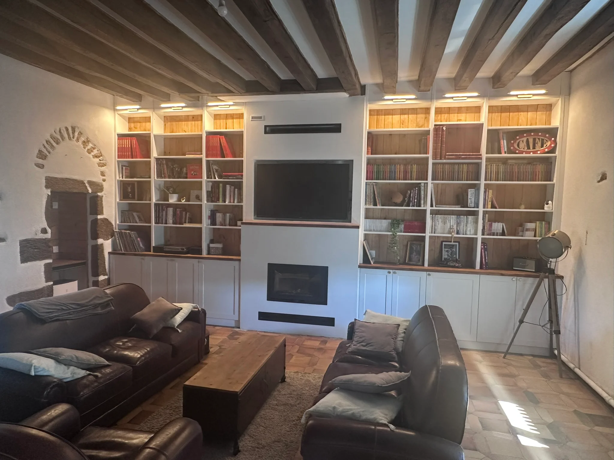 Aménagement d'une bibliothèque dans un salon - décorateur intérieur au Mans