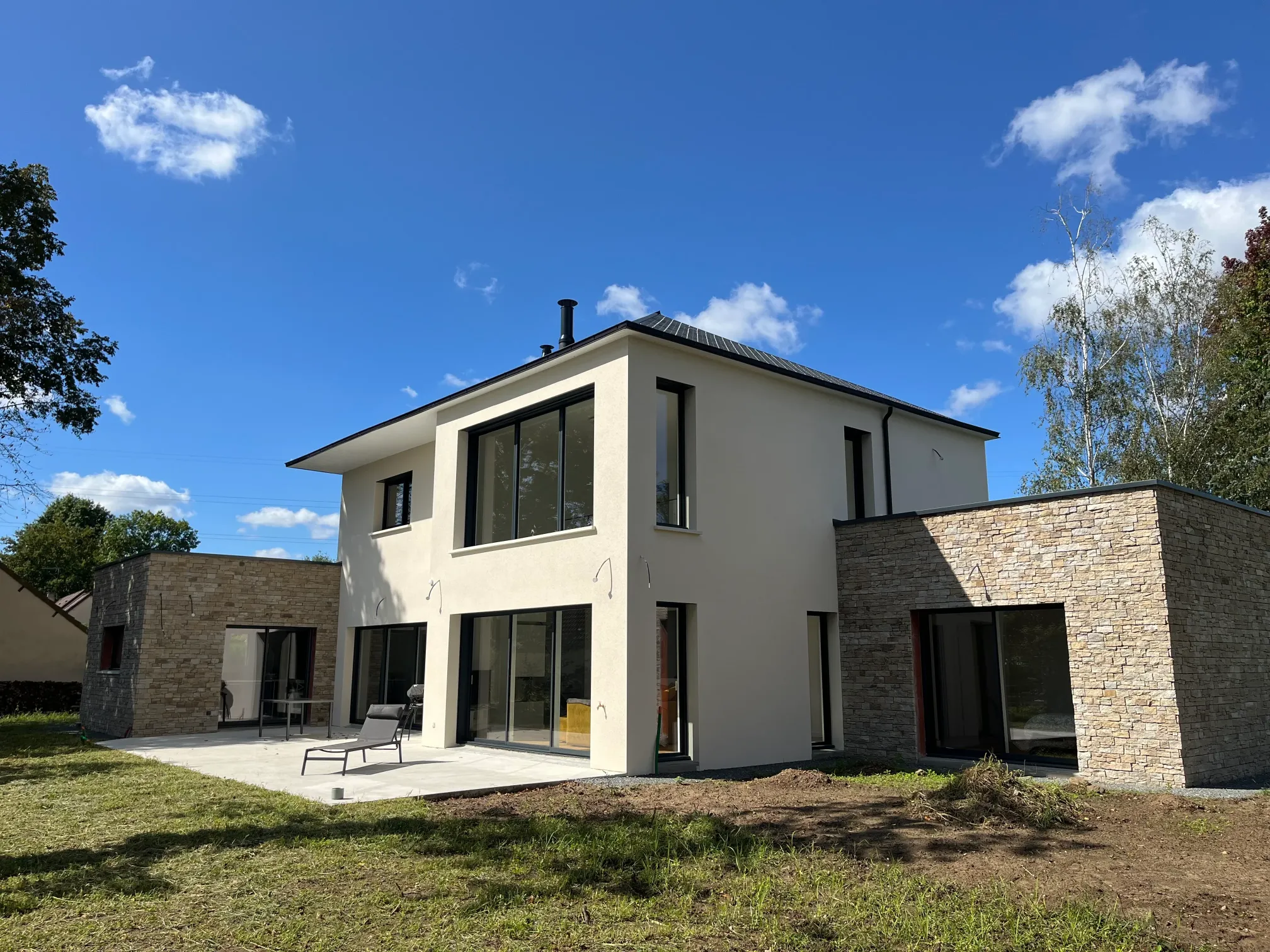 Maison sur terrain diffus avec une architecture contemporaine